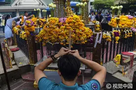 泰国民众悼念四面佛寺爆炸案遇难者，士兵加强巡逻安保升级图片