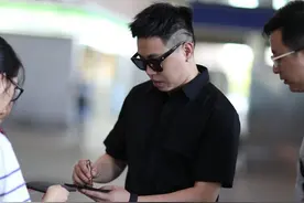 与郑爽旧情复燃？胡彦斌早前机场黑look神清气爽 七夕当日被点赞引猜测图片