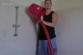 外国小伙用1250瓶辣椒酱泡澡 出浴后全身通红（组图)图片