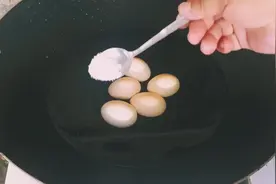 煮鸡蛋加入适量盐煮上10分钟非常重要？许多人都不知道为什么呢