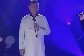 社会摇张嘉译化身歌手了，台下观众都乐了视频封面