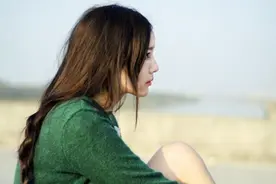 我和老公隐婚也忍了他五年，为能唤回曾经的深爱，她活得卑微可笑图片