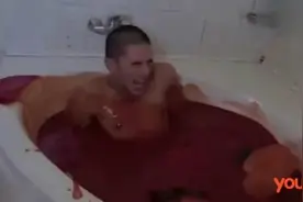 外国小伙用1250瓶辣椒酱泡澡 出浴后全身通红图片