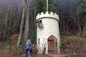 别人的玩具屋 英国爷爷为孙子建城堡图片