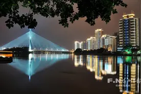 南江滨形成连续夜景灯光带　纵贯10公里一路璀璨图片