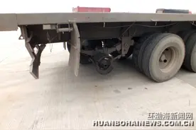 险！ 大货车行驶中轮胎突然脱落图片