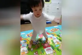听妈妈的话，宝宝全身扭动起来，可爱萌翻人！图片