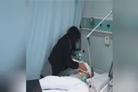 15岁女孩辍学独自照顾植物人父亲图片