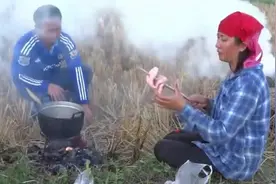 越南农民收完稻子后，用稻草烤鸡和做饭，晚上大家一起喝酒聚餐！图片