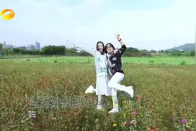 陈乔恩陪妈妈散步，被赞姐妺花，甜蜜合影视频封面