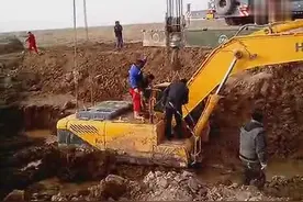 挖机陷入泥水沟，咋的啦，怎么陷进去的啊？图片