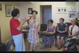 老年夫妻对唱《敖包相会》多年后是否我们也可以图片