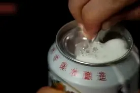 倒啤酒结果泡沫太多，只需要轻轻一碰快速消除啤酒泡沫视频封面