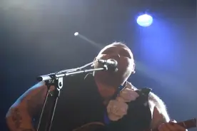 被称为最灵活的胖子/布鲁斯摇滚吉他大师--Popa Chubby(胖熊)视频封面