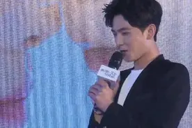 微微一笑发布会上，杨洋娇羞演微微，郑爽依旧瘦图片