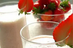 美容养颜的草莓奶昔，自己试看看吧图片