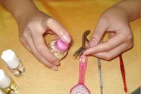 女人的手很重要，教你怎么做指甲的基础护理图片