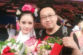 于正新签了四个网红小花，却只能抱着曾大骂讽刺的林心如炒新闻图片