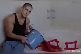 花样作死：小伙用1250瓶辣椒酱泡澡图片