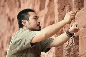 世界最大的陶艺雕塑，原来是一只2.4米长的大脚！图片