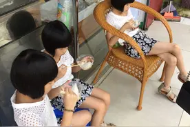 实拍：南宁街头三胞胎女孩，画面好温馨图片