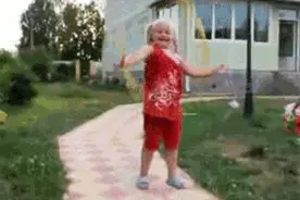 搞笑gif：如此风骚飘逸的身法，超级英雄什么的都弱爆了！图片