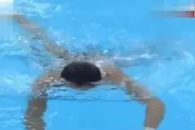 17岁的陈艾森第一次参加全国跳水比赛，好青涩的帅哥，还会抿嘴唇