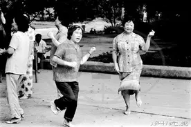 80年代，在公园里跳迪斯科的大妈图片