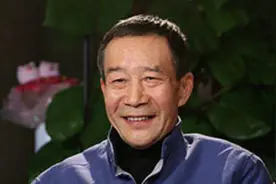 李雪健在墙上随意写书法，看看咋样？