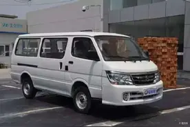 人才啊！面包车硬是改装成了豪华房车图片