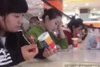 爆笑gif：看逗比妹子是怎么吃冰激凌的？图片