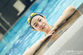 陈妍希婚后泳池照曝光，4个月大肚子还在游泳，胆子真大？图片