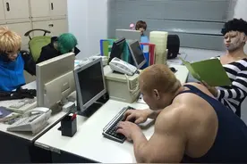 日本最逗逼肌肉哥，身边一群美女图片