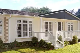 这熊孩子居然想象自己会变魔术，跨越栏杆钻进去，出不来了图片