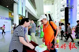 东江时报小记者签售现场圈粉 一边签售一边分享阅读写作经验图片