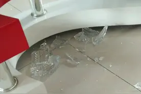 小金毛不小心打碎玻璃缸被主人关禁闭，一脸的狗生无望！图片