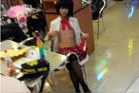 不小心靠在邻座一女孩肩膀上睡着了，睡的正舒服图片