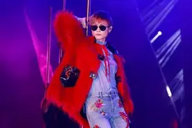 李宇春最新演唱会跳钢管舞，撩妹一绝图片