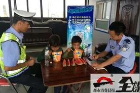 8岁哥哥带着7岁弟弟骑车找父母 半路车没电了心慌慌图片