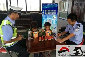 8岁哥哥带着7岁弟弟骑车找父母 半路车没电了心慌慌图片