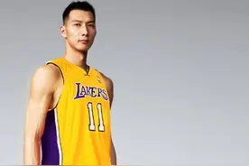 易建联脚踏湖人地板，这次好好加油吧！图片