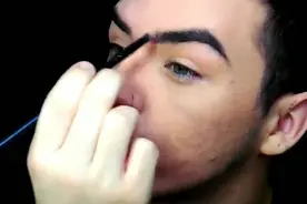 满脸痘痘的小伙出门前花几分钟，瞬间变成男神模样