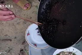 昨天烧的马蜂，拿来油炸一下，就变成了一道美味的下酒菜！