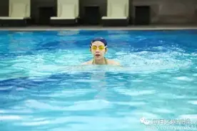 陈妍希挺四个月孕肚游泳，素颜卖萌美美的！图片