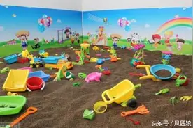 小游园里有人给小孩当“沙子”玩   原来这就是中药决明子图片