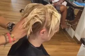 设计师把她的头发绑成4根冲天炮，但剪完的模样超美！图片