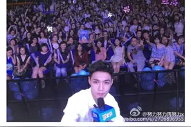 撩起头发的张艺兴帅呆了，网友：可爱多也没你可爱！图片