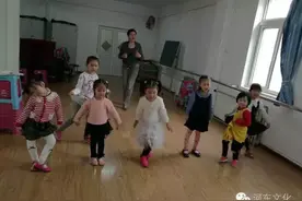 教萌娃学模特表演 家长为曹老师点赞 天津河东区文化馆公益培训图片