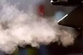 汽车排气管冒不同颜色的烟，故障出在哪图片