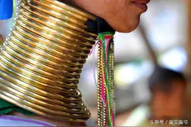 长颈族美女一生只取下铜环三次，没有铜环的她们成了这个样子图片